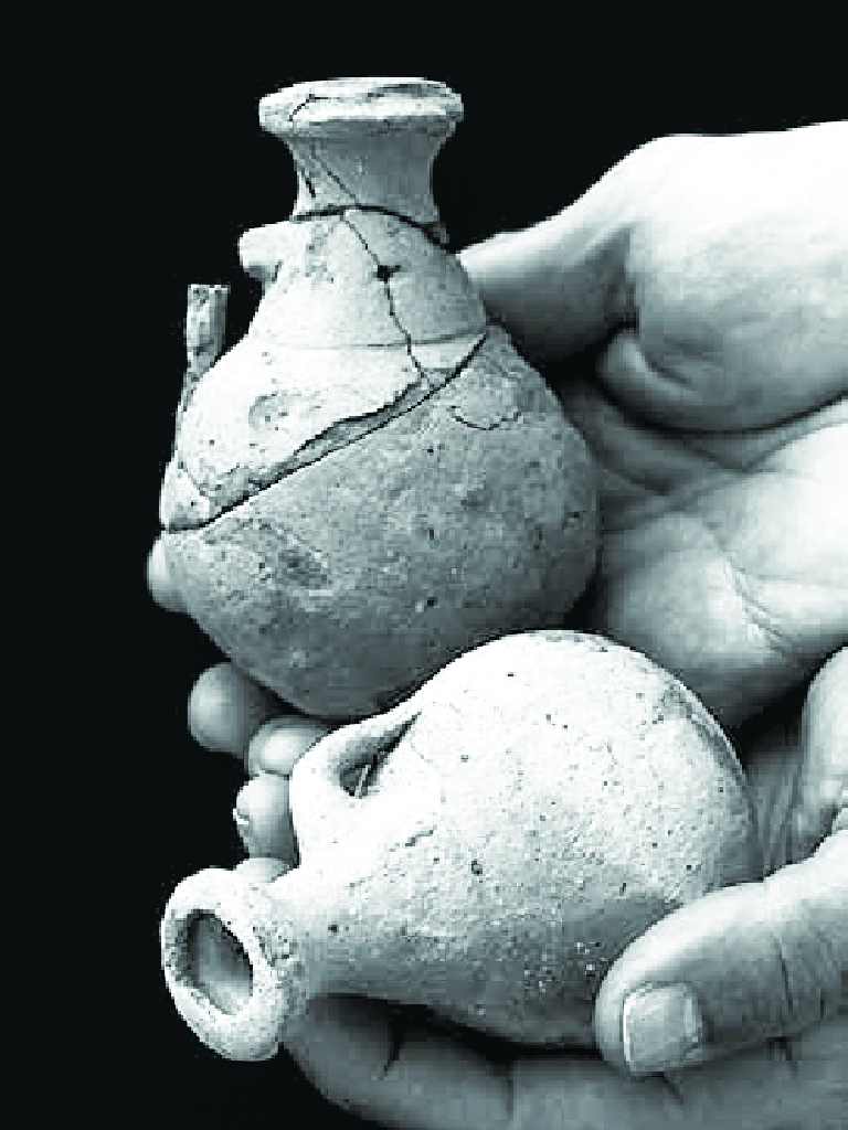 The Bajo de la Campana Phoenician period shipwreck c 600 BC - Two small unguent flasks